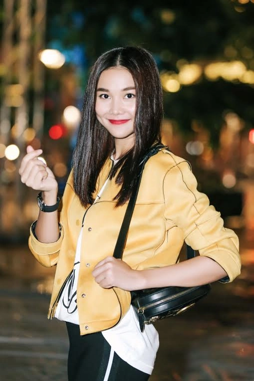 Ăn mặc đơn giản thanh hằng vẫn sáng nhất phố đi bộ