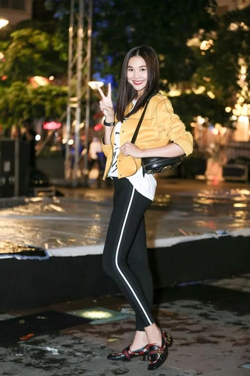 Ăn mặc đơn giản thanh hằng vẫn sáng nhất phố đi bộ