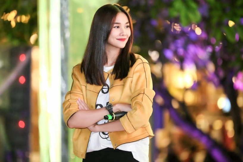 Ăn mặc đơn giản thanh hằng vẫn sáng nhất phố đi bộ