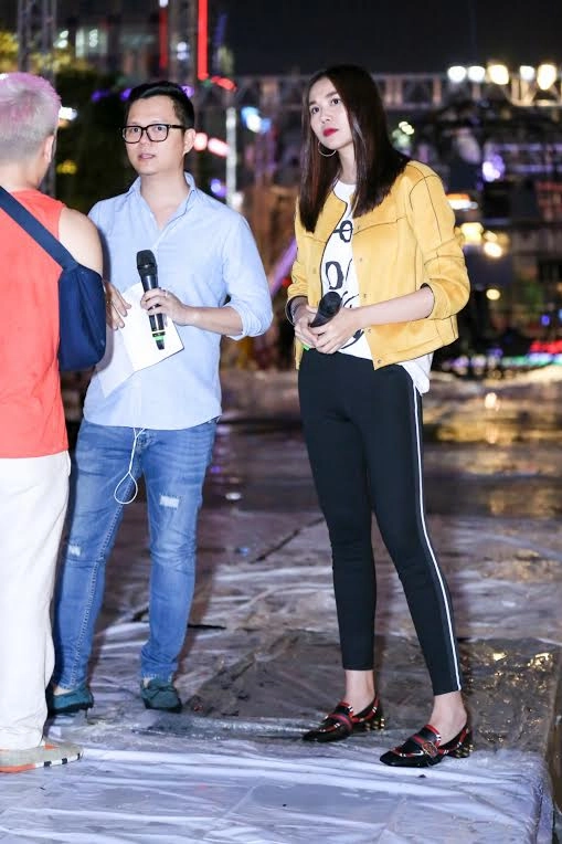 Ăn mặc đơn giản thanh hằng vẫn sáng nhất phố đi bộ