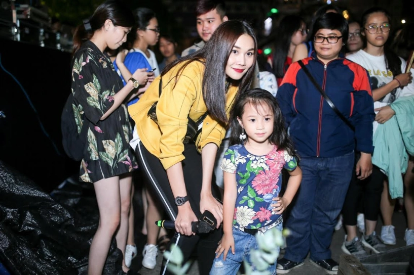 Ăn mặc đơn giản thanh hằng vẫn sáng nhất phố đi bộ