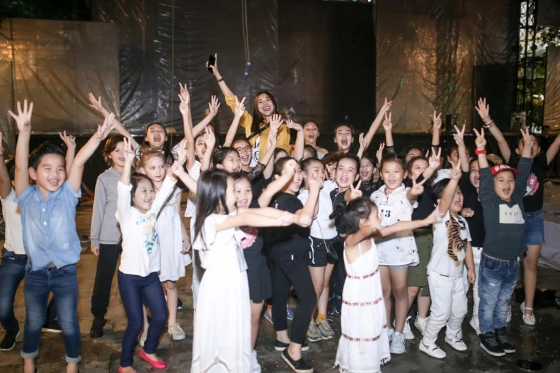 Ăn mặc đơn giản thanh hằng vẫn sáng nhất phố đi bộ