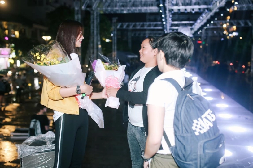 Ăn mặc đơn giản thanh hằng vẫn sáng nhất phố đi bộ