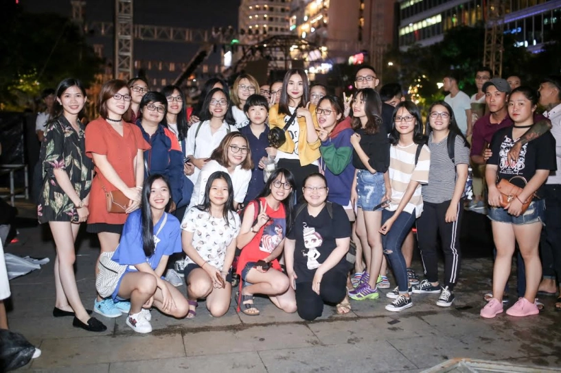 Ăn mặc đơn giản thanh hằng vẫn sáng nhất phố đi bộ