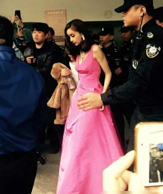 Angelababy ho không ngừng khi cố gợi cảm ngày trời lạnh