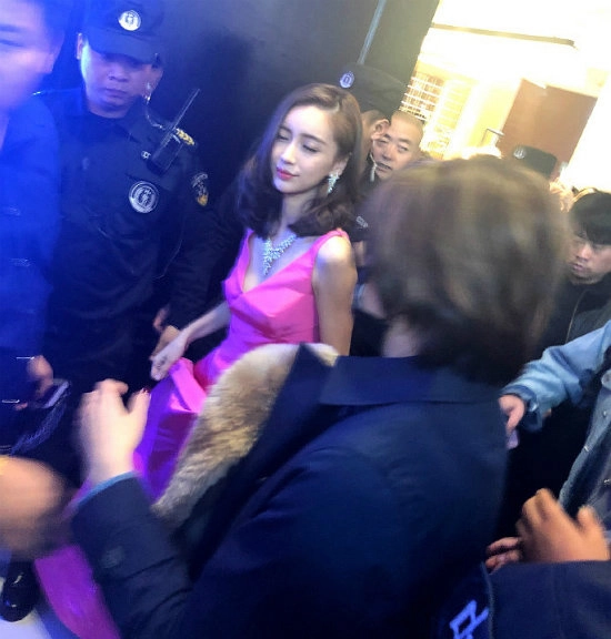 Angelababy ho không ngừng khi cố gợi cảm ngày trời lạnh