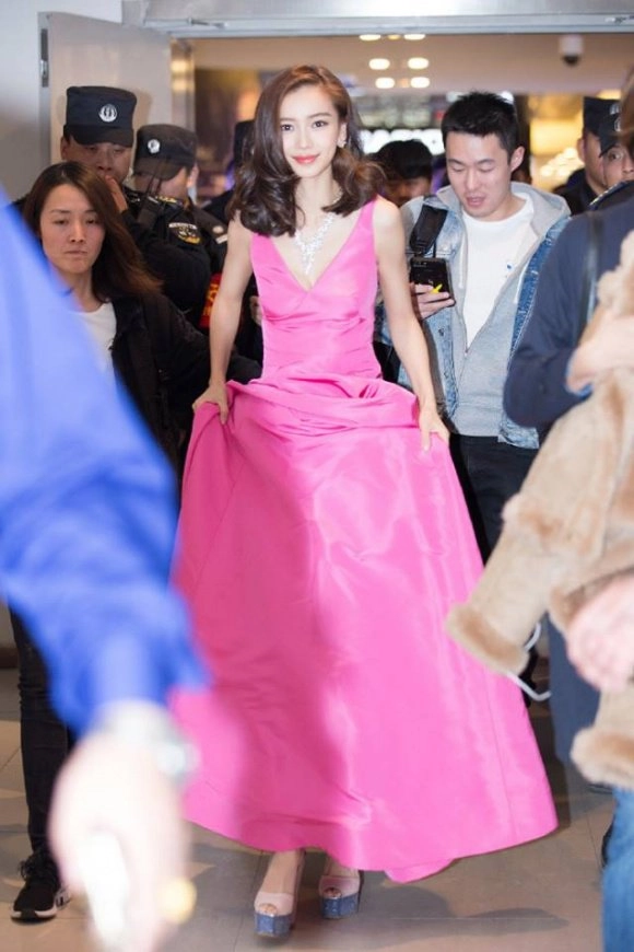 Angelababy ho không ngừng khi cố gợi cảm ngày trời lạnh