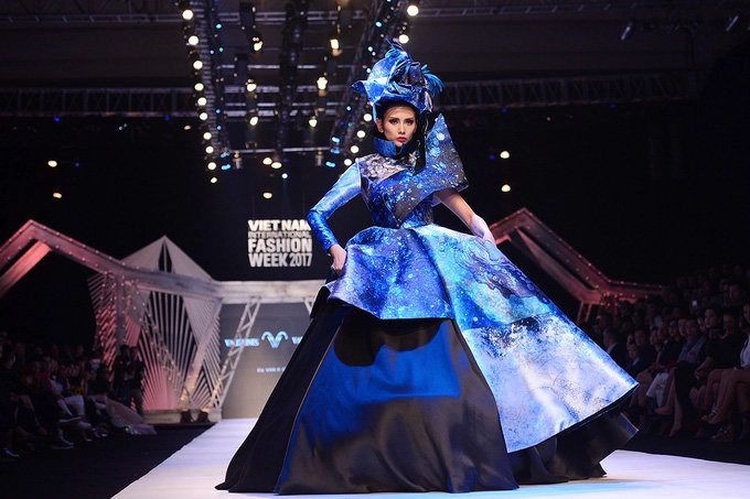 Bái phục tinh thần chịu nặng vì váy áo cồng kềnh của sao việt