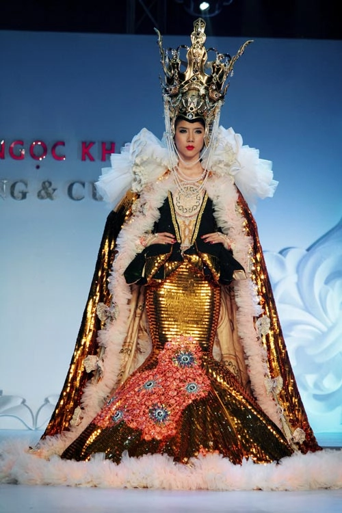 Bái phục tinh thần chịu nặng vì váy áo cồng kềnh của sao việt