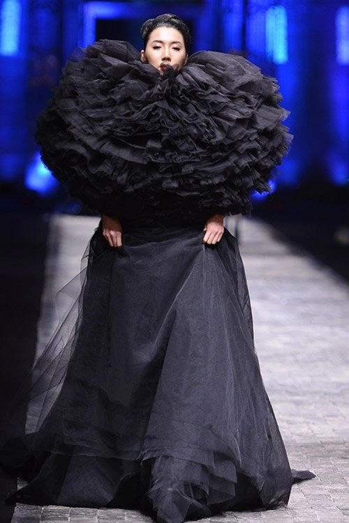 Bái phục tinh thần chịu nặng vì váy áo cồng kềnh của sao việt