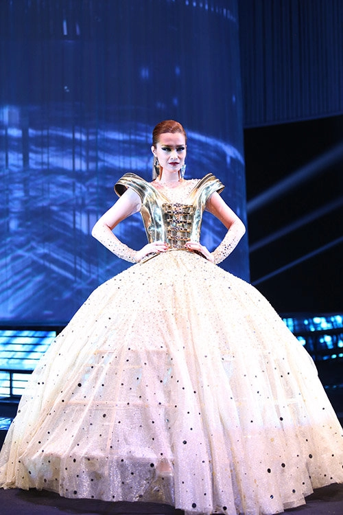 Bái phục tinh thần chịu nặng vì váy áo cồng kềnh của sao việt