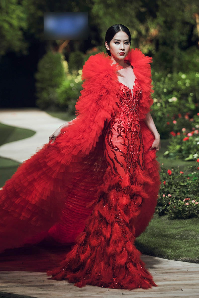 Bái phục tinh thần chịu nặng vì váy áo cồng kềnh của sao việt