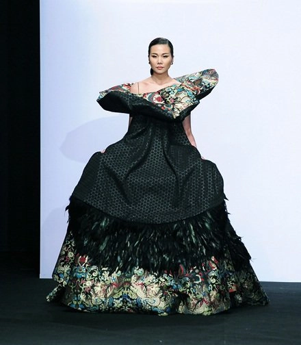 Bái phục tinh thần chịu nặng vì váy áo cồng kềnh của sao việt