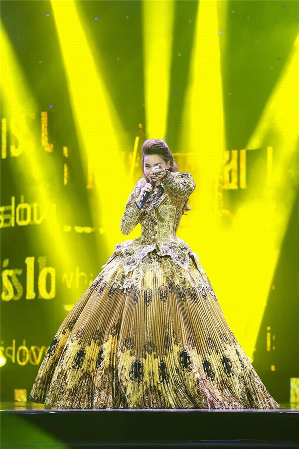 Bái phục tinh thần chịu nặng vì váy áo cồng kềnh của sao việt