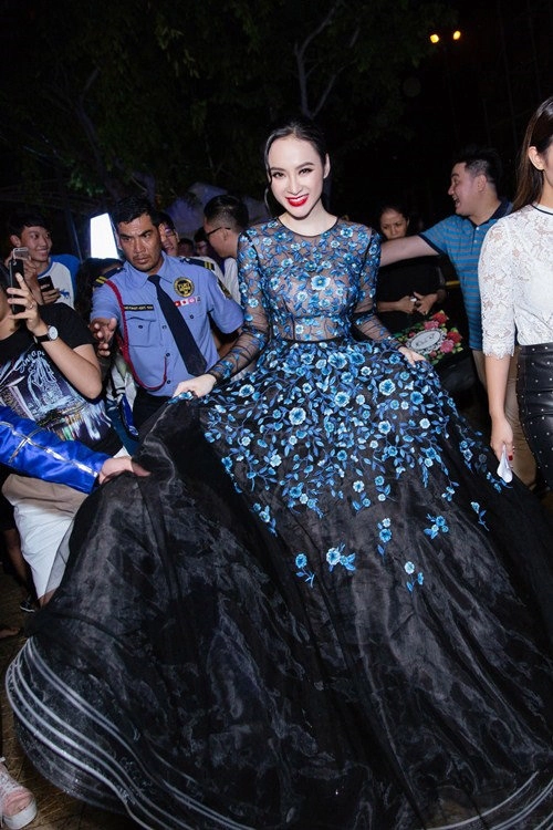 Bái phục tinh thần chịu nặng vì váy áo cồng kềnh của sao việt