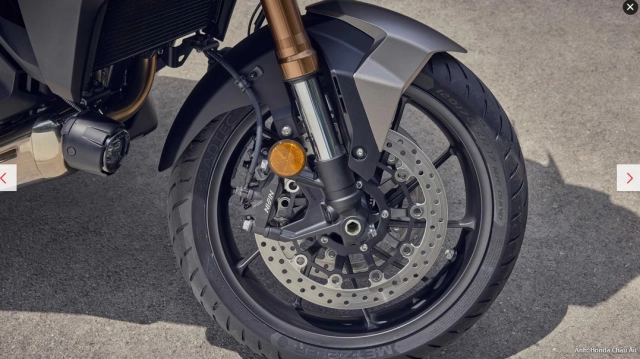 Bật mí honda nt1100 2025 tỏa sáng với thiết kế mới abs khi vào cua và khung gầm showa bán chủ động