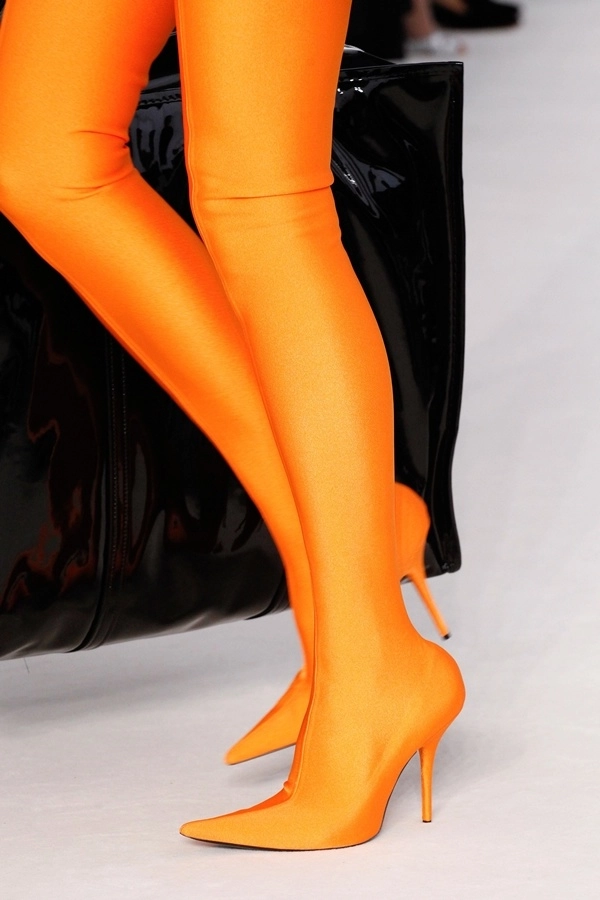 Boots liền quần sao đồng loạt lăng xê nhưng bạn có dám thử