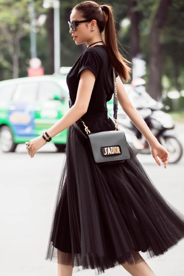 Cách diện đồ đen mà vẫn sáng nhất hành tinh như phạm hương và hoàng thuỳ