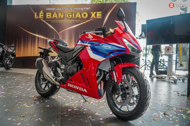 Cận cảnh honda cbr500r 2024 tại đại lý có thiết kế thể thao ăn đứt đàn anh