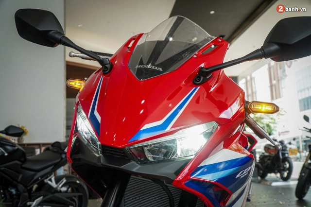 Cận cảnh honda cbr500r 2024 tại đại lý có thiết kế thể thao ăn đứt đàn anh
