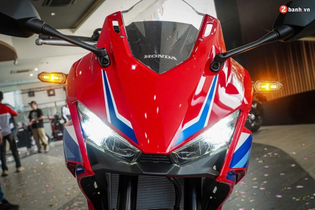 Cận cảnh honda cbr500r 2024 tại đại lý có thiết kế thể thao ăn đứt đàn anh