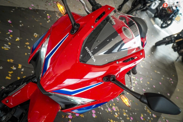 Cận cảnh honda cbr500r 2024 tại đại lý có thiết kế thể thao ăn đứt đàn anh