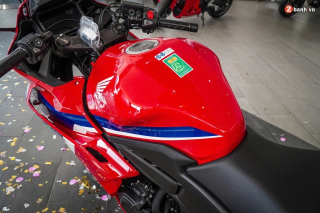 Cận cảnh honda cbr500r 2024 tại đại lý có thiết kế thể thao ăn đứt đàn anh