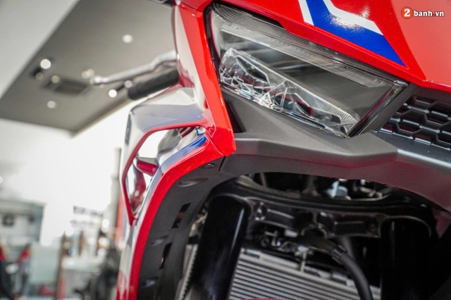 Cận cảnh honda cbr500r 2024 tại đại lý có thiết kế thể thao ăn đứt đàn anh