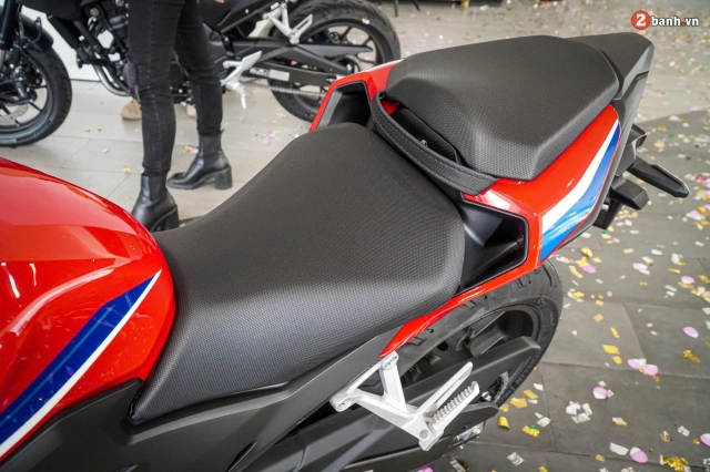 Cận cảnh honda cbr500r 2024 tại đại lý có thiết kế thể thao ăn đứt đàn anh