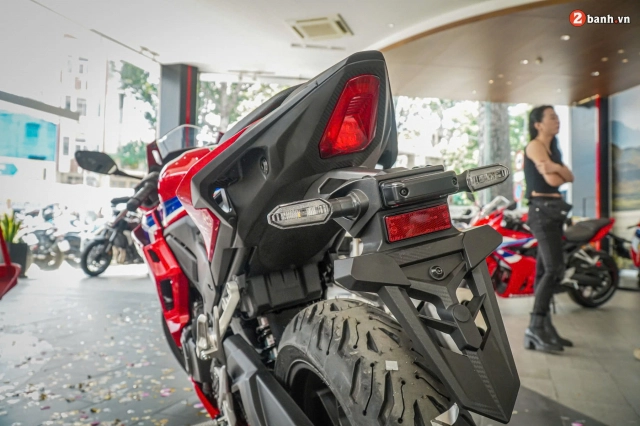 Cận cảnh honda cbr500r 2024 tại đại lý có thiết kế thể thao ăn đứt đàn anh