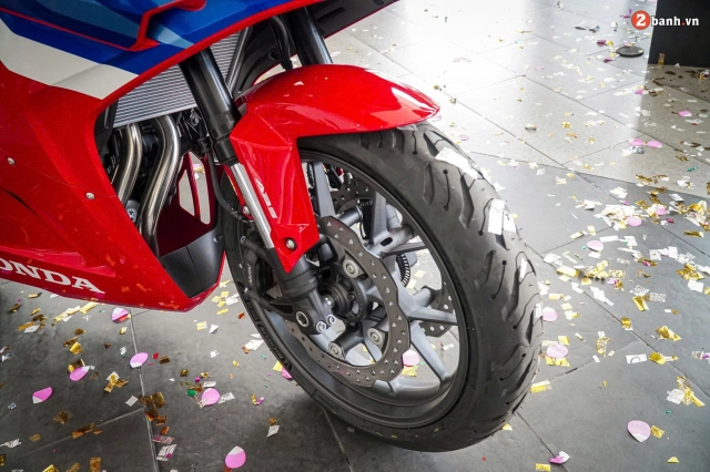 Cận cảnh honda cbr500r 2024 tại đại lý có thiết kế thể thao ăn đứt đàn anh