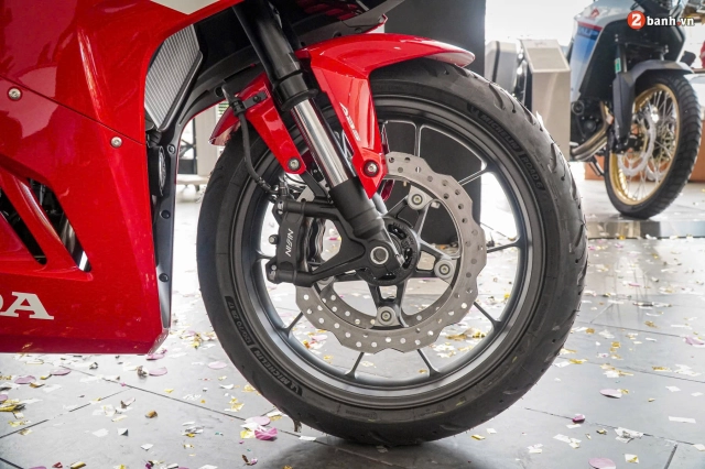 Cận cảnh honda cbr500r 2024 tại đại lý có thiết kế thể thao ăn đứt đàn anh