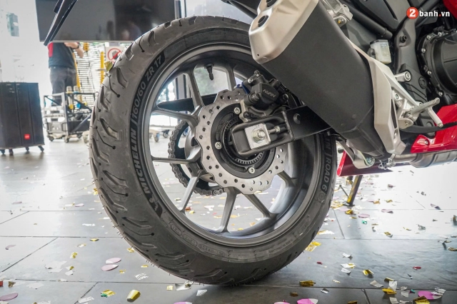 Cận cảnh honda cbr500r 2024 tại đại lý có thiết kế thể thao ăn đứt đàn anh