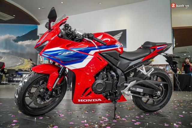 Cận cảnh honda cbr500r 2024 tại đại lý có thiết kế thể thao ăn đứt đàn anh