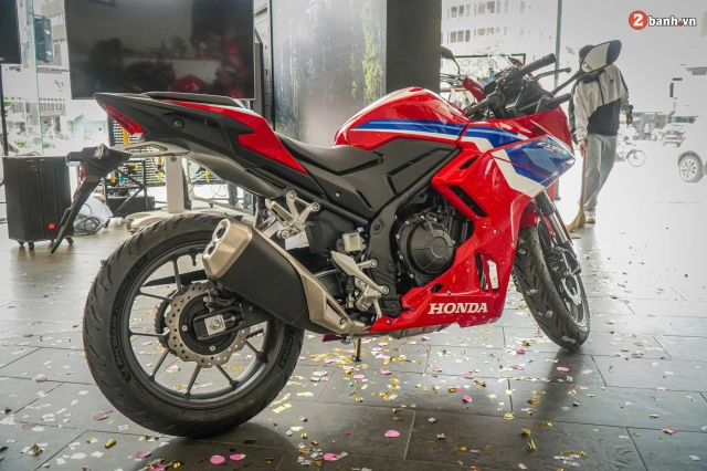 Cận cảnh honda cbr500r 2024 tại đại lý có thiết kế thể thao ăn đứt đàn anh