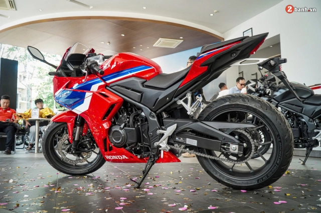 Cận cảnh honda cbr500r 2024 tại đại lý có thiết kế thể thao ăn đứt đàn anh