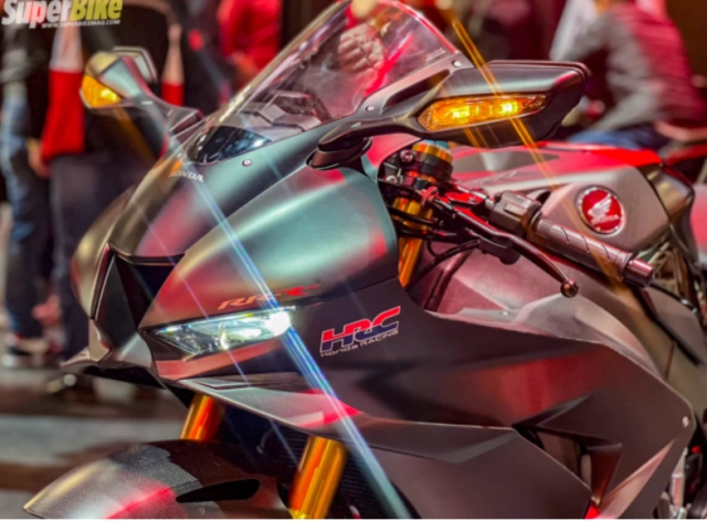 Chắc chắn anh em sẽ bị hút hồn khi thấy honda cbr1000rr-r fireblade sp hoàn toàn bằng carbon