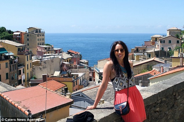 Chỉ mua quần áo dưới 100 nghìn bà mẹ trẻ này có 5 tỷ để đi du lịch