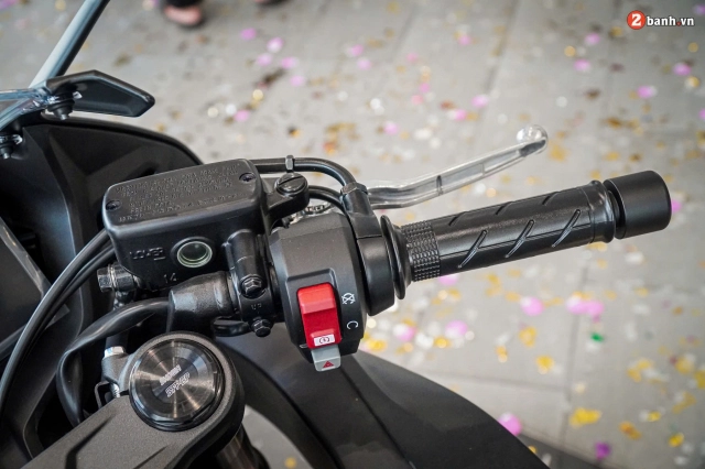 Chi tiết cbr650r 2024 vừa lên kệ với công nghệ mới e-clutch giúp chạy xe mô tô như xe số