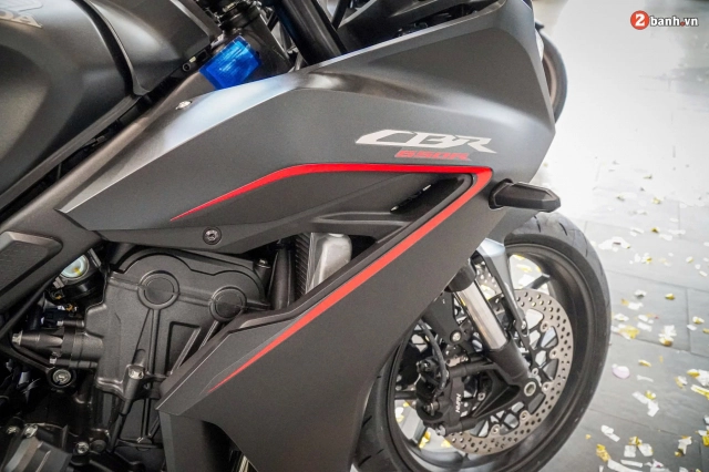 Chi tiết cbr650r 2024 vừa lên kệ với công nghệ mới e-clutch giúp chạy xe mô tô như xe số