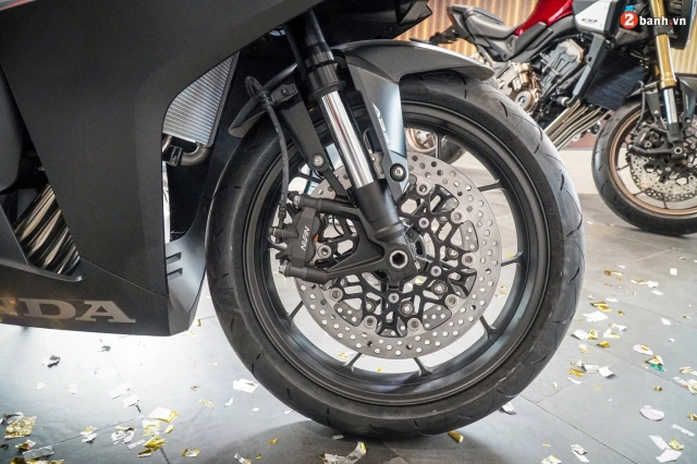 Chi tiết cbr650r 2024 vừa lên kệ với công nghệ mới e-clutch giúp chạy xe mô tô như xe số
