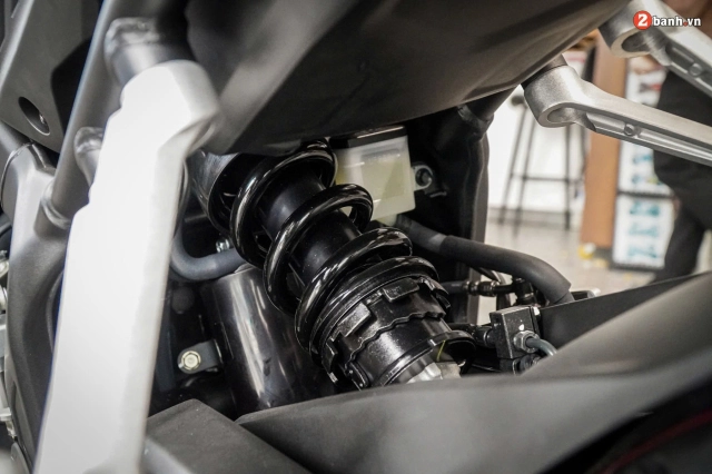 Chi tiết cbr650r 2024 vừa lên kệ với công nghệ mới e-clutch giúp chạy xe mô tô như xe số