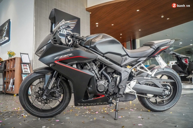 Chi tiết cbr650r 2024 vừa lên kệ với công nghệ mới e-clutch giúp chạy xe mô tô như xe số