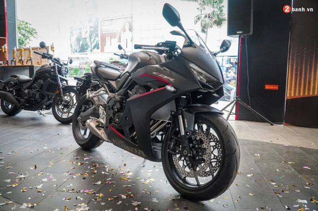 Chi tiết cbr650r 2024 vừa lên kệ với công nghệ mới e-clutch giúp chạy xe mô tô như xe số