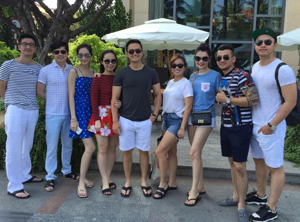 Chút tế nhị trong việc ăn mặc khiến hoa hậu thu thảo trở nên tinh tế bên chồng sắp cưới