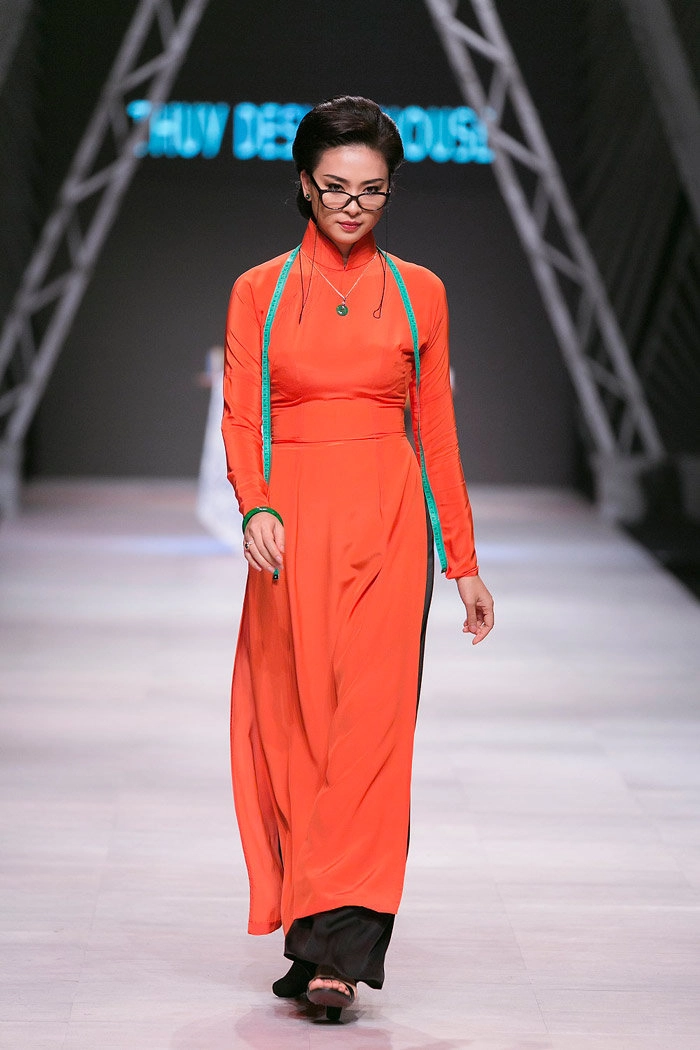 cô ba sài gòn ngô thanh vân diện áo dài catwalk khiến tín đồ thời trang bấn loạn