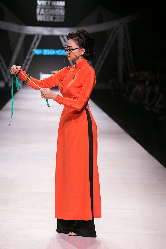 cô ba sài gòn ngô thanh vân diện áo dài catwalk khiến tín đồ thời trang bấn loạn