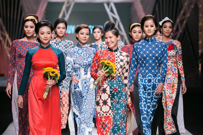 cô ba sài gòn ngô thanh vân diện áo dài catwalk khiến tín đồ thời trang bấn loạn