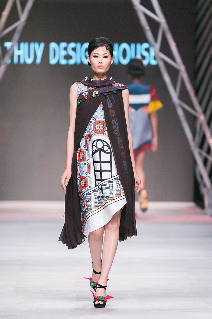 cô ba sài gòn ngô thanh vân diện áo dài catwalk khiến tín đồ thời trang bấn loạn