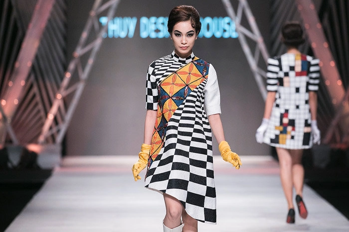 cô ba sài gòn ngô thanh vân diện áo dài catwalk khiến tín đồ thời trang bấn loạn